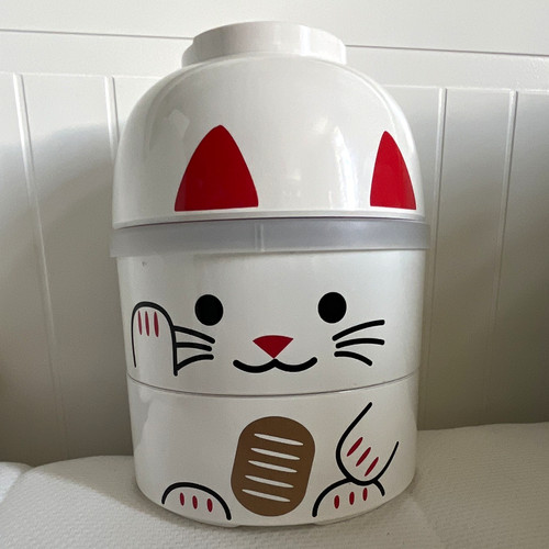 Japanese maneki neko - maneki,